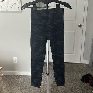 Spanx Look at me now leggings. Camo, size M. Worn 3 times. Like new.